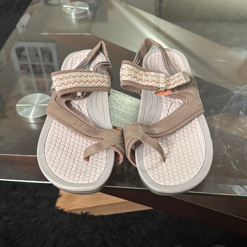 BareTraps Tan Sandals - Picture 2 of 10